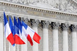 Visuel mire commission - Le peristyle, la colonnade et le fronton du Palais Bourbon avec drapeaux - photo retouchée